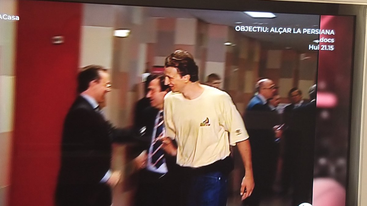 juancvillena's tweet photo. Esta imagen de Martín Labarta con el doctor Jorge Mora celebrando el título de la ULEB Cup de 2003 es uffff 😥 siempre en mi recuerdo y en mi ❤ dos grandísimas personas de la historia del @valenciabasket https://t.co/4Qpp8R1xRm