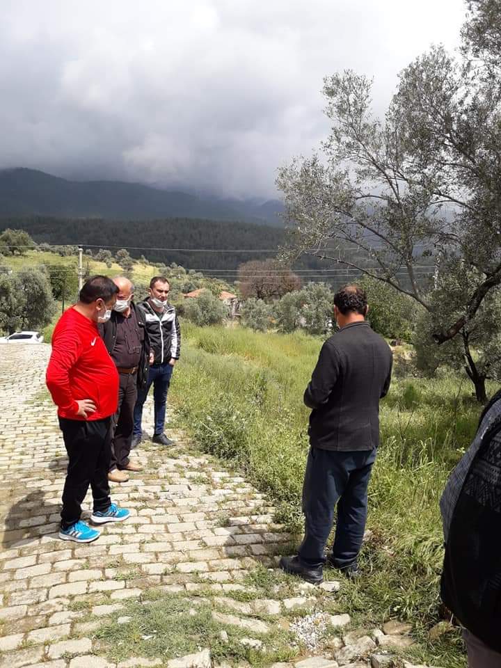 MilasBelediyesi's tweet photo. Dolu yağışından olumsuz etkilenen Kultak mahallemizi ziyaret ederek muhtarımız ile beraber hasar tespiti yaptık. 
En kısa zamanda yaraların sarılması için çalışmalara başlayacağız. 
Geçmiş olsun Kultak. https://t.co/TTeACpAYip