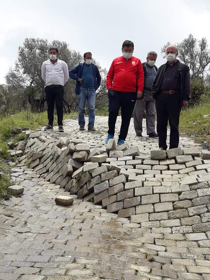 MilasBelediyesi's tweet photo. Dolu yağışından olumsuz etkilenen Kultak mahallemizi ziyaret ederek muhtarımız ile beraber hasar tespiti yaptık. 
En kısa zamanda yaraların sarılması için çalışmalara başlayacağız. 
Geçmiş olsun Kultak. https://t.co/TTeACpAYip