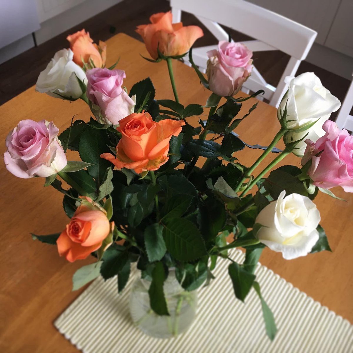 PiaPictus's tweet photo. Fick rosor alldeles nyss. Han skulle bara handla lite mjölk. 😌💕 https://t.co/N29pMi421O