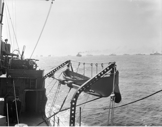 MarineRoyaleCan's tweet photo. 17 juil 1944 #BatAtl75 âConvoi le plus grand, HX-300 quitte New York avec des navires de Halifax/Sydney/St Johnâs. 167Â navires marchands (+ de 1Â M de tonnes de march.) avec le CHICOUTIMI, KAMSACK, PORTAGE, THE PAS, WINNIPEG, ROSTHERN, PICTOU, LETHBRIDGE et ARVIDA. @RLitwiller https://t.co/lQBJvxvWQP