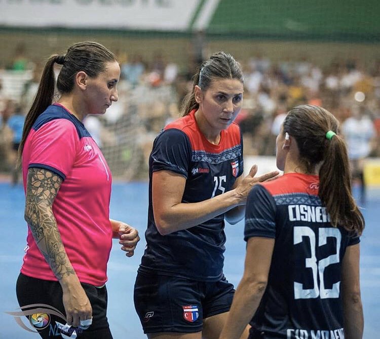 octavojugadorhb's tweet photo. 🏆 ¡LLEGÓ LA GRAN FINAL! Entre tantas camisetas hermosas, las de @HandballCid y @HandballAAAJ llegaron a la última instancia y con sorpresa. 🤯 Ambos finalistas se prestan a sortear una camiseta en caso de salir campeón del #MundialCamisetasFemebal. ¡Votá a la más linda! 💪🏻 https://t.co/D9CylEO69t