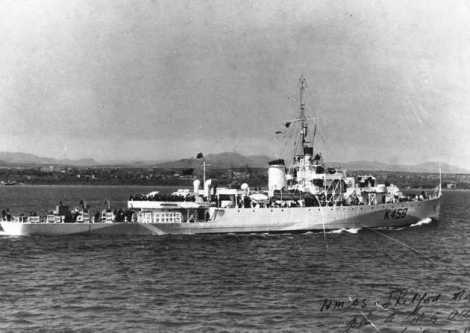 MarineRoyaleCan's tweet photo. 7 Mar 1945 #BatAtl75 - Les frĂ©gates du 25e Groupe dâescorte canadien, les NCSM LA HULLOISE, STRATHADAM et THETFORD MINES attaquent le U-1302 avec des grenades sous-marines et un mortier Hedgehog, coulant le U-boot prĂšs du canal Saint-Georges, au Royaume-Uni. @RLitwiller https://t.co/A6Sxdmj1Cu