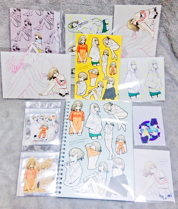 @dattenmindamon 受け取りました✨✨✨グッズは使ってなんぼ!と早速スケブ取り出したものの想像してたよりずっと上質な紙でそっと綺麗にもとへ戻しましたwしばらくはこのままにしておきます😌シール切り抜かれてるので存在感いいです♪マフラーが超ツボです😆👍🌟おまけシールも有難うございました♪ 