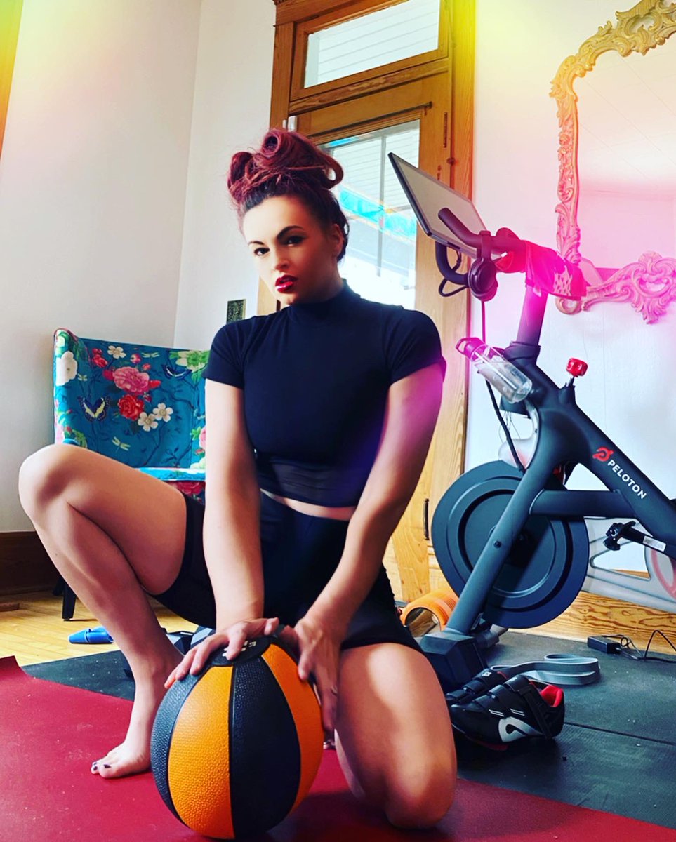 marialkanellis's tweet photo. Day 3 from my husbands POV... #homegym #fashionnova #stayhome #stayhomephotoshoot #nonessentialwrestler #NonEssentialFamily https://t.co/EAuy2QHUqC