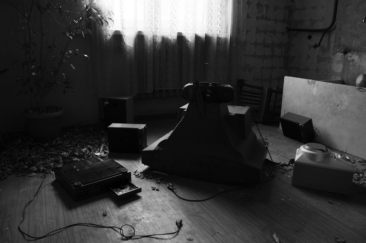 WCzarna's tweet photo. Funeral #chair #deadleafs #electronics #plant #speaker #table https://t.co/rLzycYqz2r