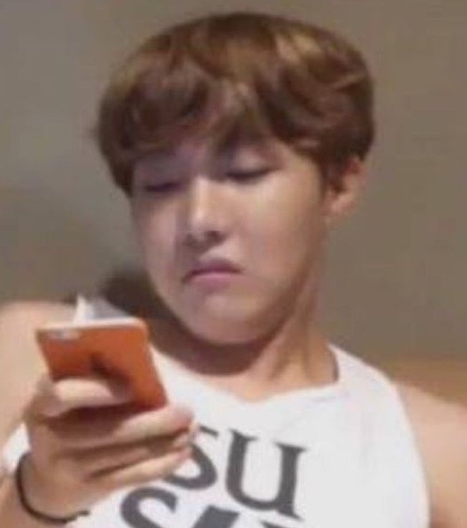 memebangtan1's tweet photo. Eu lendo e curtindo os comentários na minha foto

   Eu lendo           //     A foto https://t.co/LZTCIwTa73