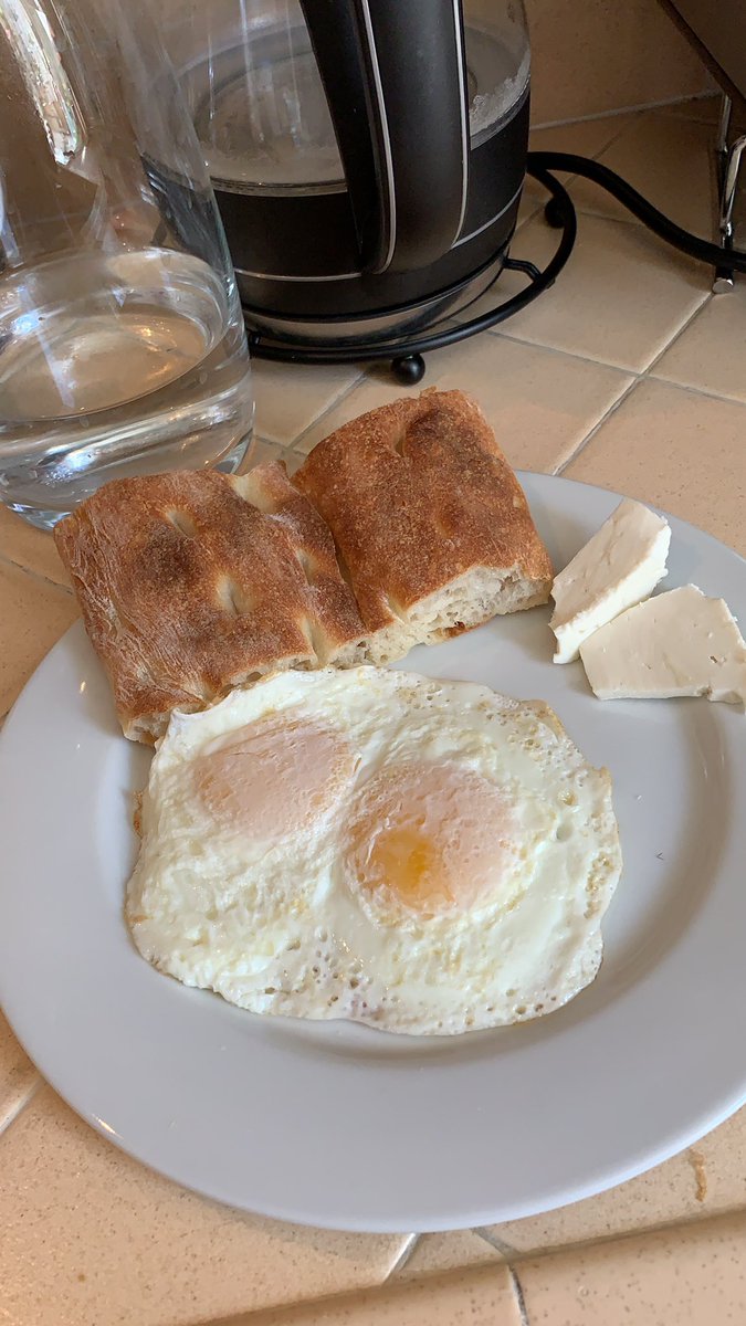 jules_be_liftin's tweet image. Just went to my favorite local Armenian market to get some fresh bread. 
The best kind @bmiloy #pouri