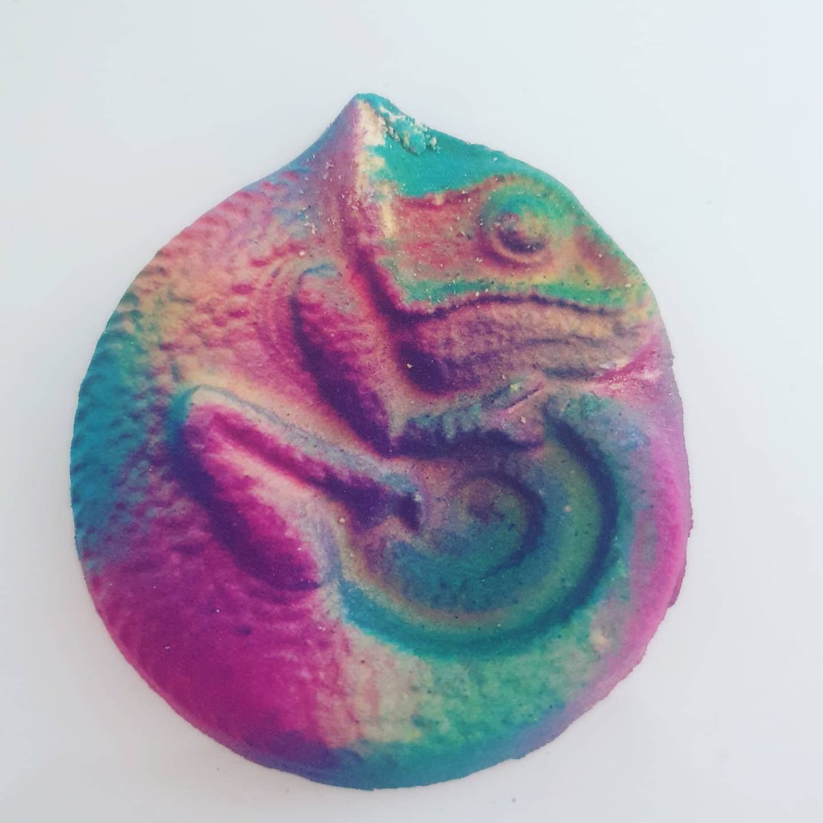 sterose87's tweet photo. "Karma Chameleon'' from Darkness & Sparkles 🛁💣🦎🌈 #karmachameleon #darknessandsparkles #bathbomb #bathbombs #bathbomber #metrosexual #sunday #chilling #bath #relax #green #yellow #bubbles #sundayfunday #sundayvibes #guinness #bathdrinks #gangsoflondon https://t.co/0ykskWMyD2