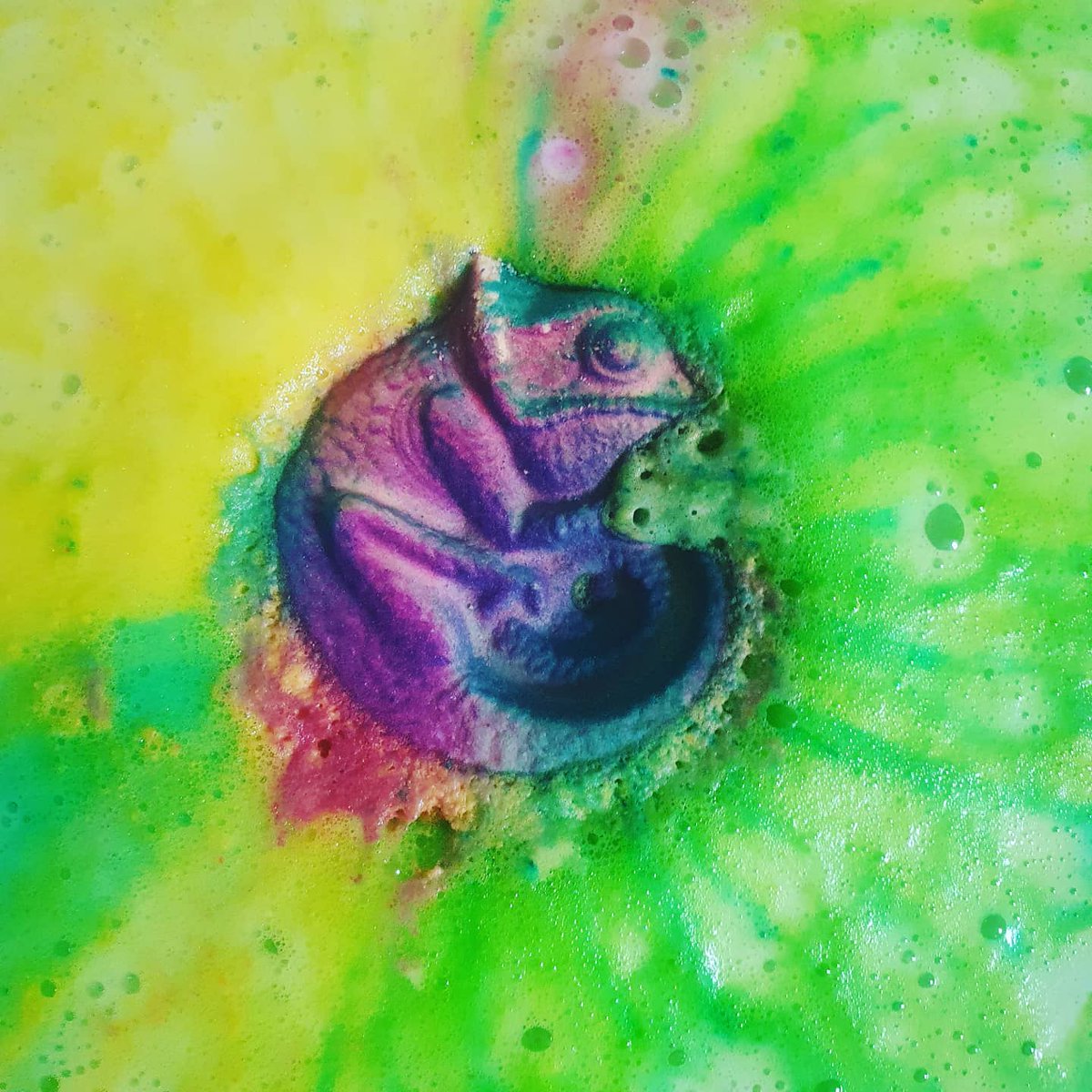sterose87's tweet photo. "Karma Chameleon'' from Darkness & Sparkles 🛁💣🦎🌈 #karmachameleon #darknessandsparkles #bathbomb #bathbombs #bathbomber #metrosexual #sunday #chilling #bath #relax #green #yellow #bubbles #sundayfunday #sundayvibes #guinness #bathdrinks #gangsoflondon https://t.co/0ykskWMyD2