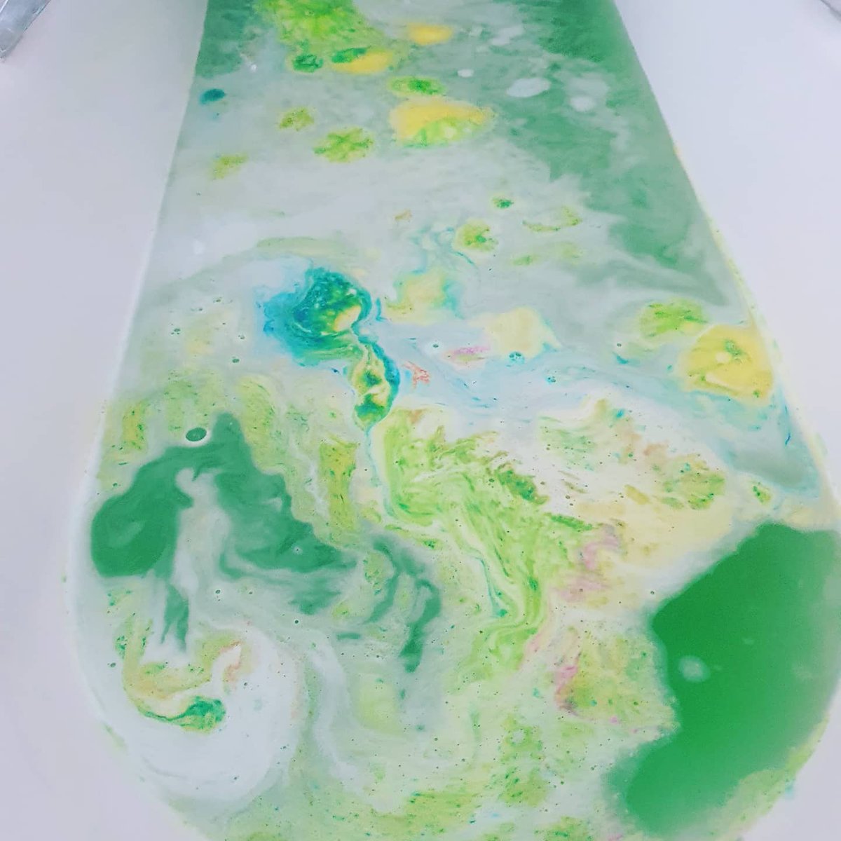 sterose87's tweet photo. "Karma Chameleon'' from Darkness & Sparkles 🛁💣🦎🌈 #karmachameleon #darknessandsparkles #bathbomb #bathbombs #bathbomber #metrosexual #sunday #chilling #bath #relax #green #yellow #bubbles #sundayfunday #sundayvibes #guinness #bathdrinks #gangsoflondon https://t.co/0ykskWMyD2