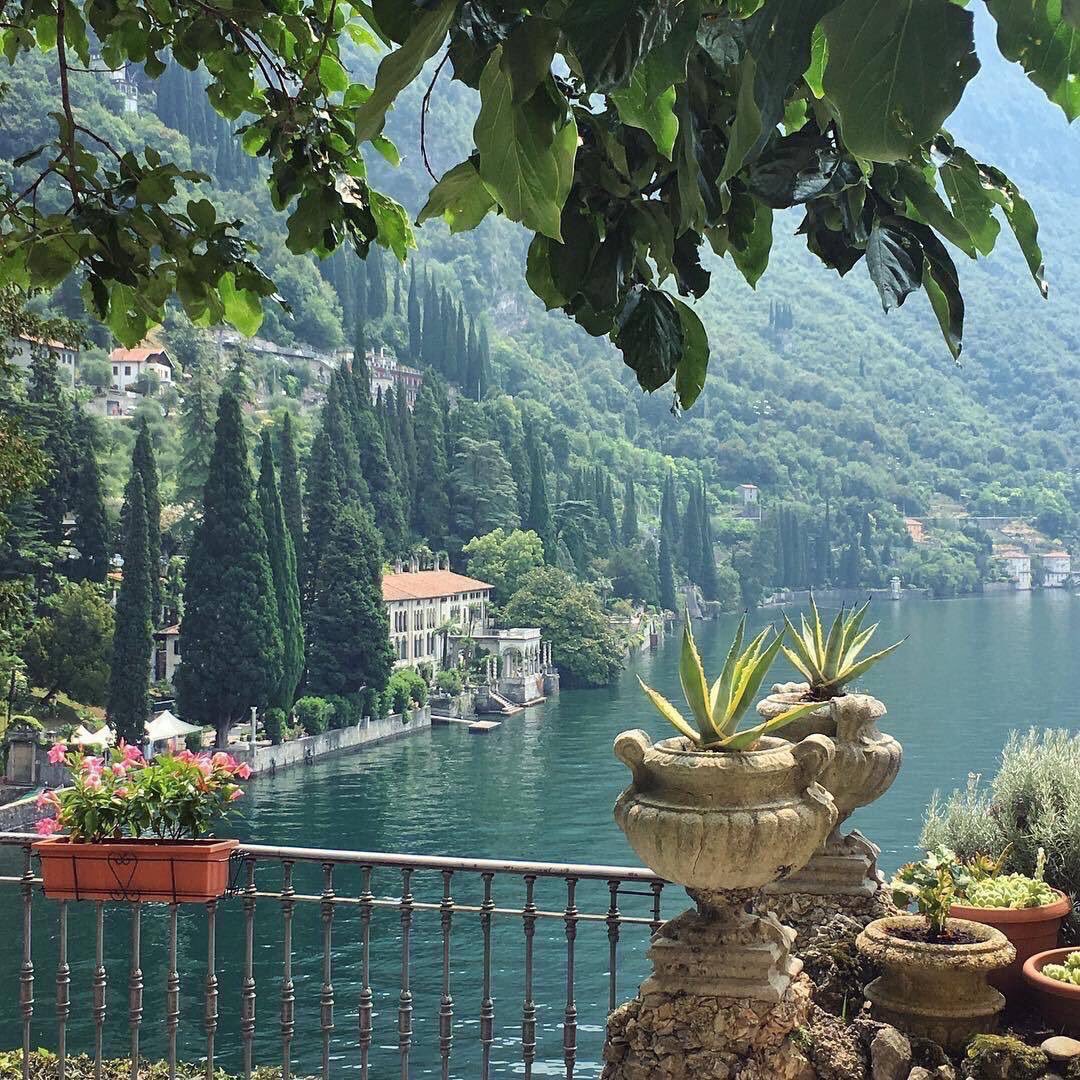 INTERIORPORN1's tweet photo. This balcony view based in Italy, is so beautiful 😍 https://t.co/luC7hBDMDZ