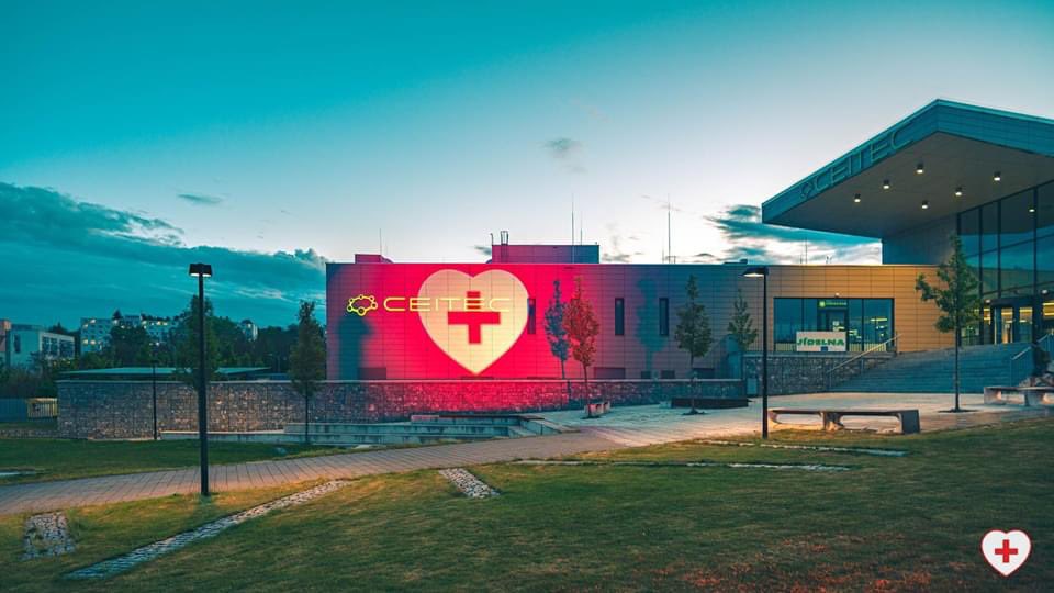 CEITEC_Brno's tweet photo. ,,Světlem proti viru!” Děkujeme #visualove, že se zastavili i u nás na @CEITEC_Brno @VUTvBrne! Poděkování ze ❤️ všem, kteří přispívají v boji proti pandemii 👏🏻#CEITECAgainstCOVID #withlightagainstvirus #withlove #brnoregion #researchcentre https://t.co/Oukv1bY9Dv