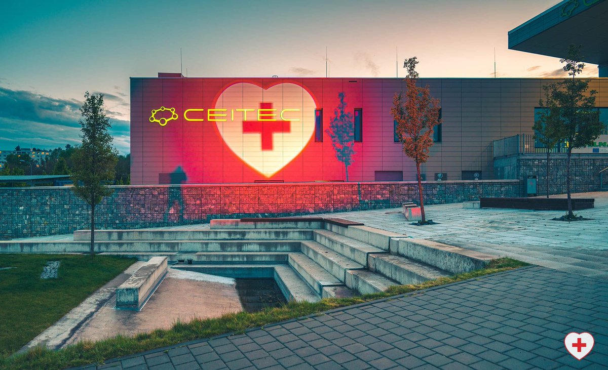 CEITEC_Brno's tweet photo. ,,Světlem proti viru!” Děkujeme #visualove, že se zastavili i u nás na @CEITEC_Brno @VUTvBrne! Poděkování ze ❤️ všem, kteří přispívají v boji proti pandemii 👏🏻#CEITECAgainstCOVID #withlightagainstvirus #withlove #brnoregion #researchcentre https://t.co/Oukv1bY9Dv