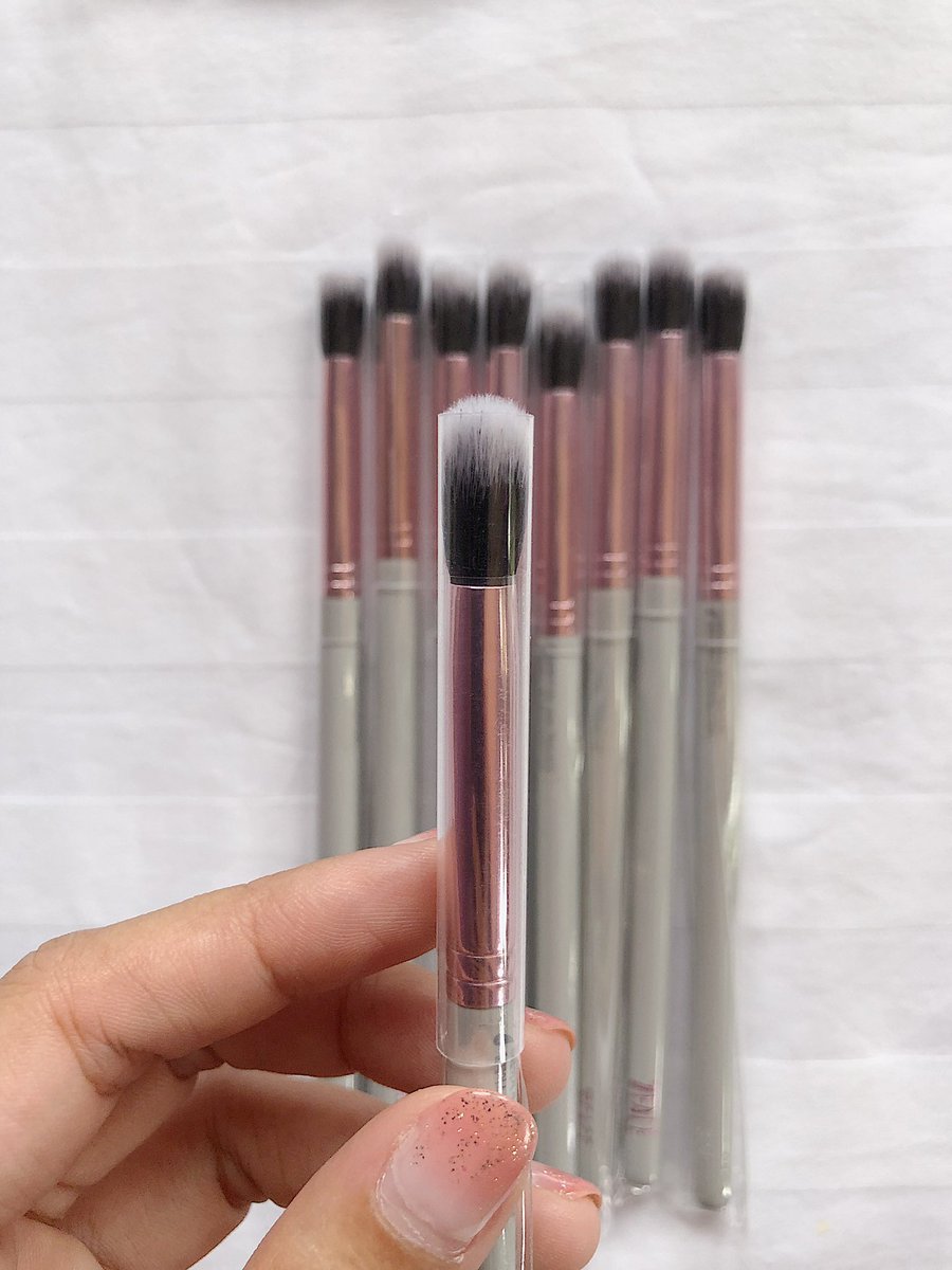 reallllweirdo's tweet photo. ✨#พร้อมส่ง / #rwd_instock ✨
#7face make up brush - 324 Blending Brush 
ราคา 200
ค่าส่ง 30/50

#พรีออเดอร์เกาหลี #หิ้วเกาหลี #รับหิ้วสินค้าเกาหลี #เครื่องสําอางเกาหลี #ชี้เป้าโปรถูก https://t.co/eiczGie7In