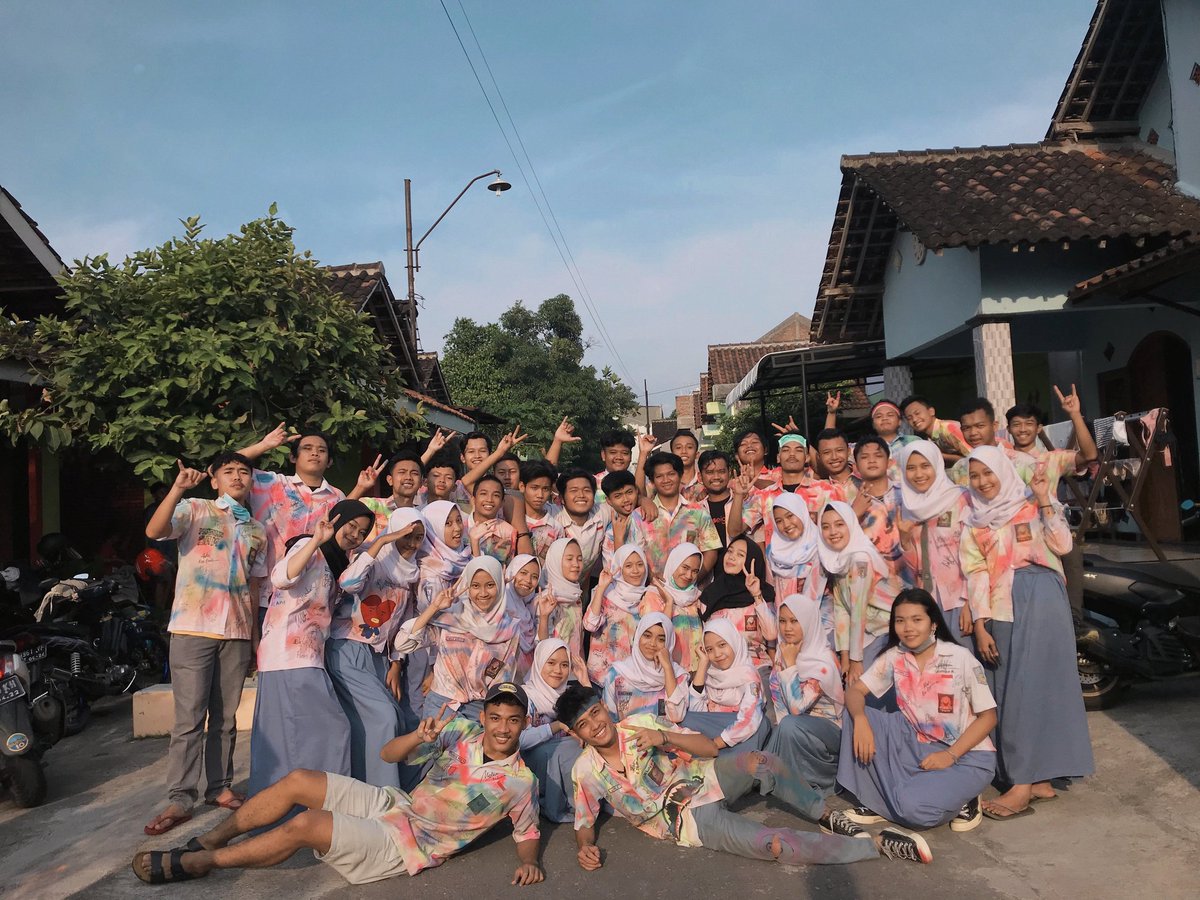 yelsyaay_'s tweet photo. Yang dikatakan usai sebelum waktunya.
Masa putih abu-abu ini telah usai, namun hanya sedikit kesan yang tercoret. 

#LulusJalurCorona #lulusan2020 #lulusonline #lulus2020 #RECEHKANTWITTER #gabut #putihabuabu #sma https://t.co/eeCsE4bRhb