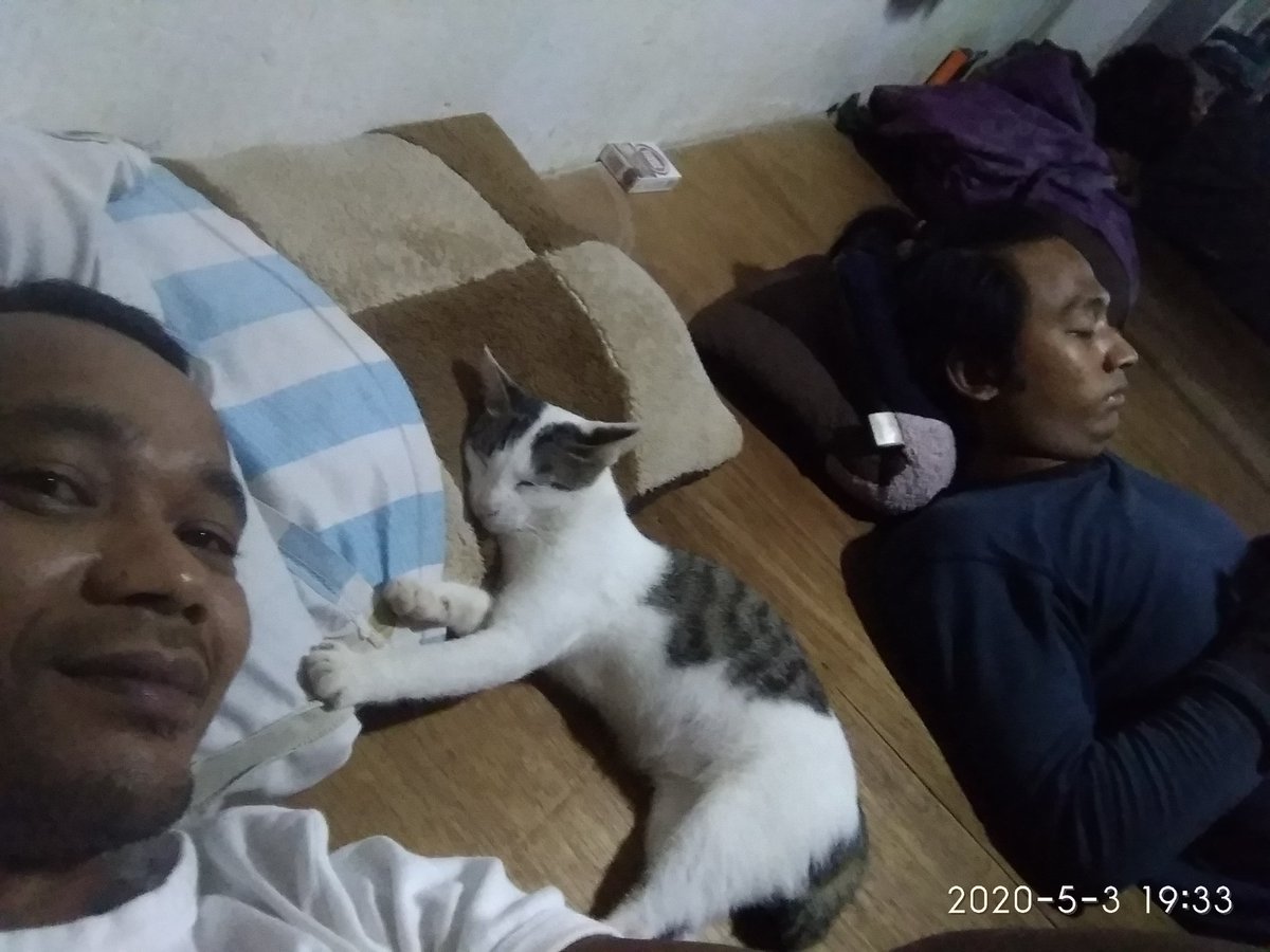 dia ikut tidur😜😜😜