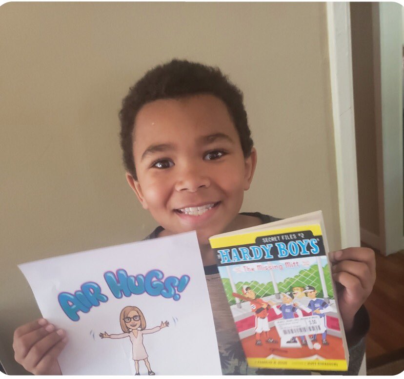 GlenwoodCubs's tweet image. Air hugs, new books, and happy smiles for 3rd graders! Sure miss all our Cubs! @ORSchools @GinnyBoles