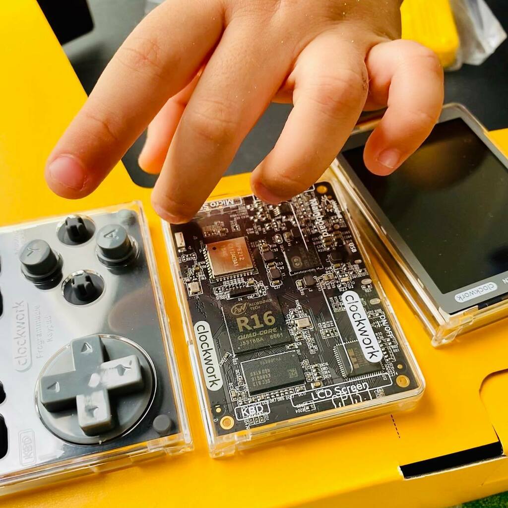 yellowestboy's tweet photo. “Get your grubby little hands off my #gameshell !” Finally had the time to put this together #clockwork #clockworkpi #DIY #retrogaming #wfh #ccb #kids #hbl https://t.co/VQElXf3qNM https://t.co/lvpIO46Gth