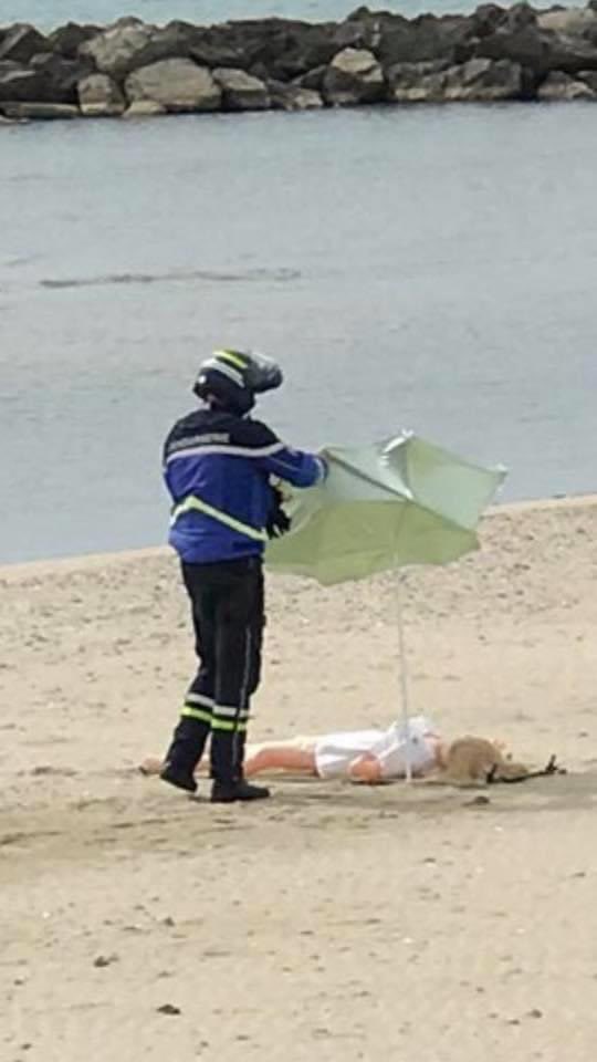 🇫🇷 Insolite : Ce matin les gendarmes ont voulu verbaliser une femme se tenant sur la plage de #Carnon (#Hérault). Ils ont ensuite réalisé qu’il s’agissait d’une poupée gonflable. C’était en fait une blague réalisée par un habitant. (Info Gard) #COVID19 #ConfinementJour48