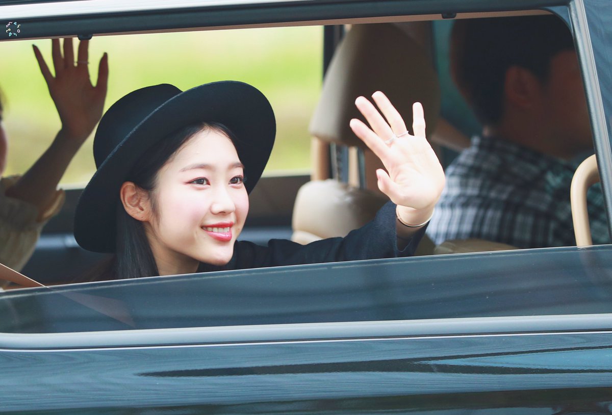0404Azure's tweet photo. 200502 퇴근 
#오마이걸  #OHMYGIRL #지호 #JIHO #ジホ
@WM_OHMYGIRL 
🙋🏻‍♀️🙋🏻‍♀️ https://t.co/v9tJnp312A