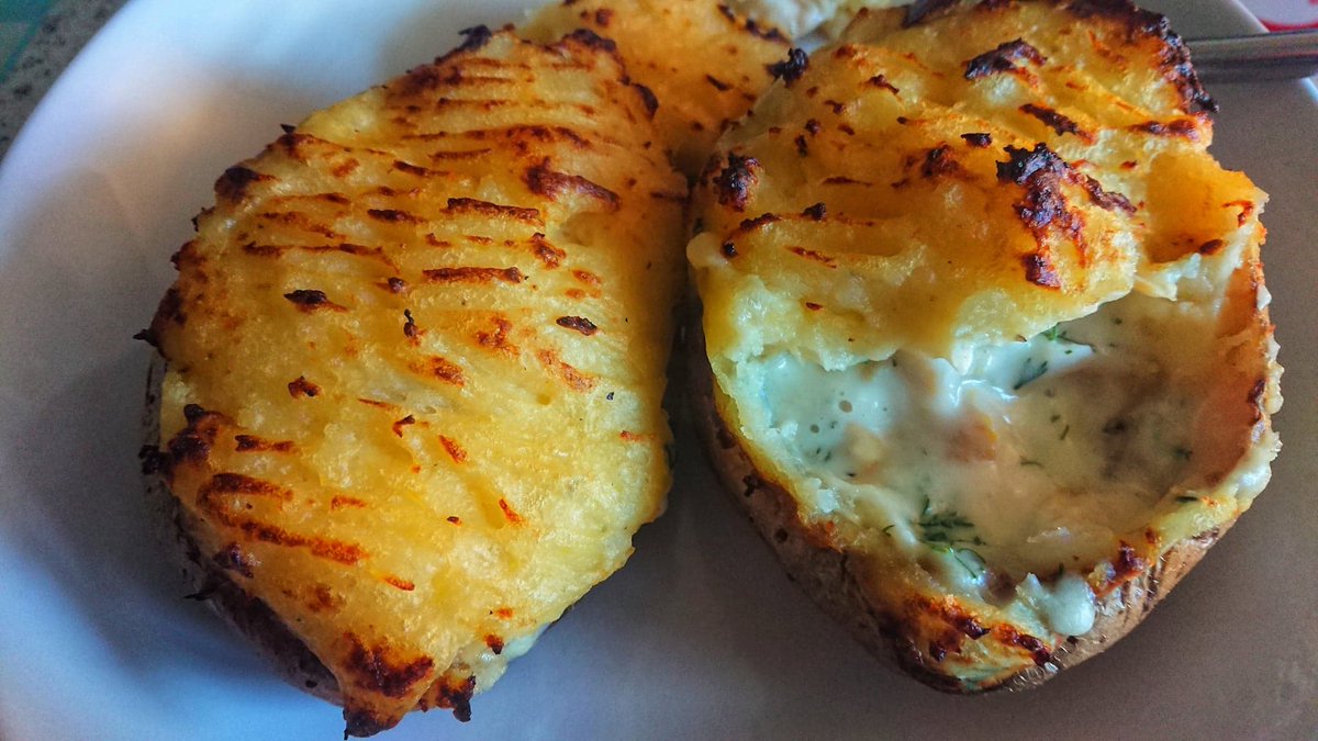 feebee_69's tweet photo. Okay, I've never pinned a tweet but I've been asked for the recipe dozens of times,so here goes. Fish pie jacket potatoes:Bake two big potatoes 200c 1hr15mins until soft inside.Slice off the top 1cm of each so you can scoop out the insides, these are whole potatoes, not halves 1/ https://t.co/nm0gYcMmBQ
