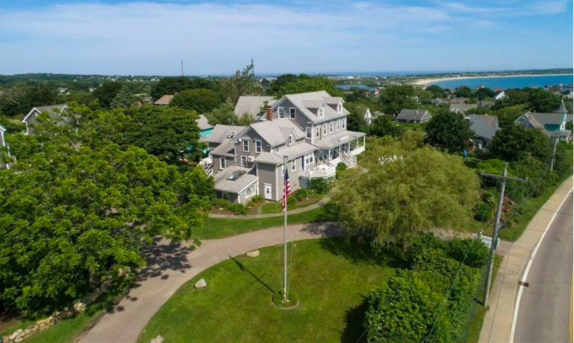 BlockIslandVaca's tweet photo. Beautiful, historic Bellevue, a short walk to town, beach, and nature trails <3 https://t.co/za6ClSYcxg