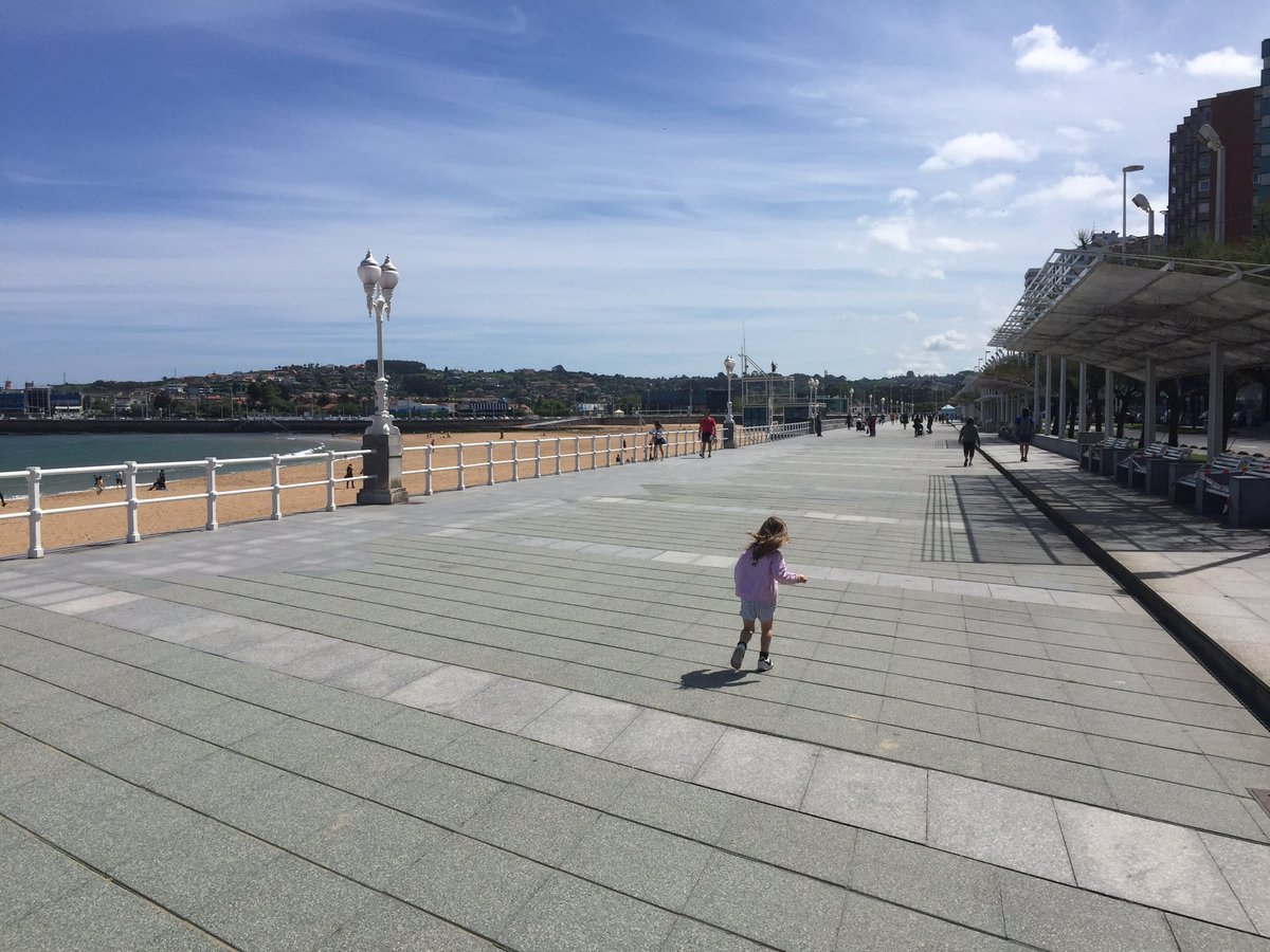 Dia 2 de la Desescalada. 
Playa de San Lorenzo.
12.25h Zulú.