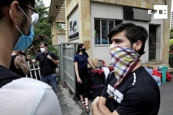 El grupo de españoles que viaja desde La India (Foto: EFE).