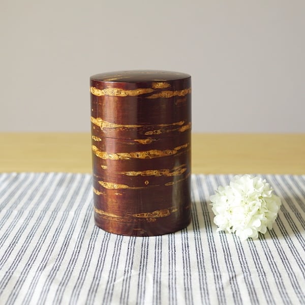 AchikochiJ's tweet photo. Boîte à thé en écorce de cerisier
#boiteathe #the #cerisier #artisanat #kabazaiku #faitmain #artisan #teabox #cherry #craft #craftman #japan #tea #茶筒 #樺細工 #秋田 #伝統 #職人 https://t.co/QNg5HVPIQj