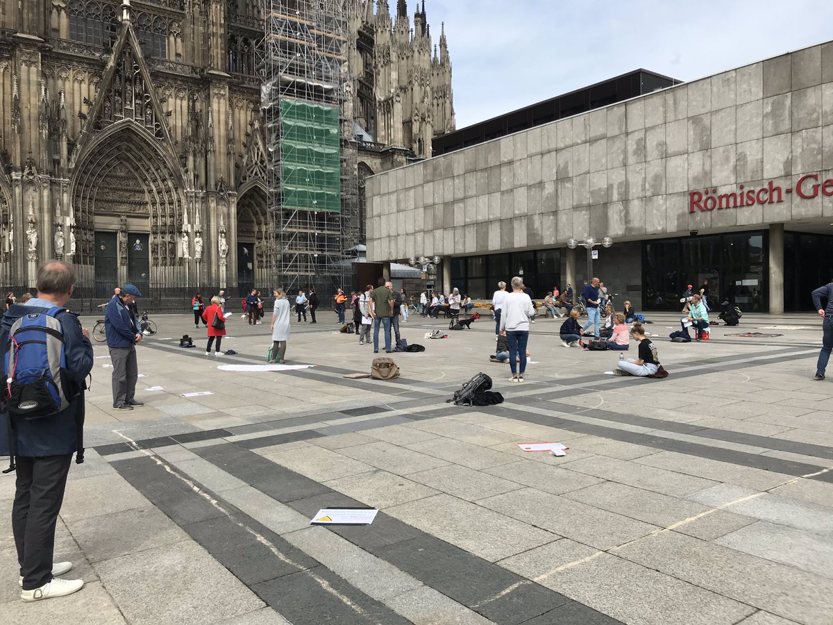 rabAZkoeln's tweet photo. Heute erneutes Treffen von Verschwörungsdullis auf dem #Roncalliplatz #köln. „Inhalte“: „Coronalüge“, „Fuck Gates“, Grundgesetz, Blockflöte &amp; Meditieren - saugefährliche Verschwörungs“idoelogie“ im braunen Hippiegewand #k0305 @kgegenrechts @RABA_CGN https://t.co/yw7N7gHZKr