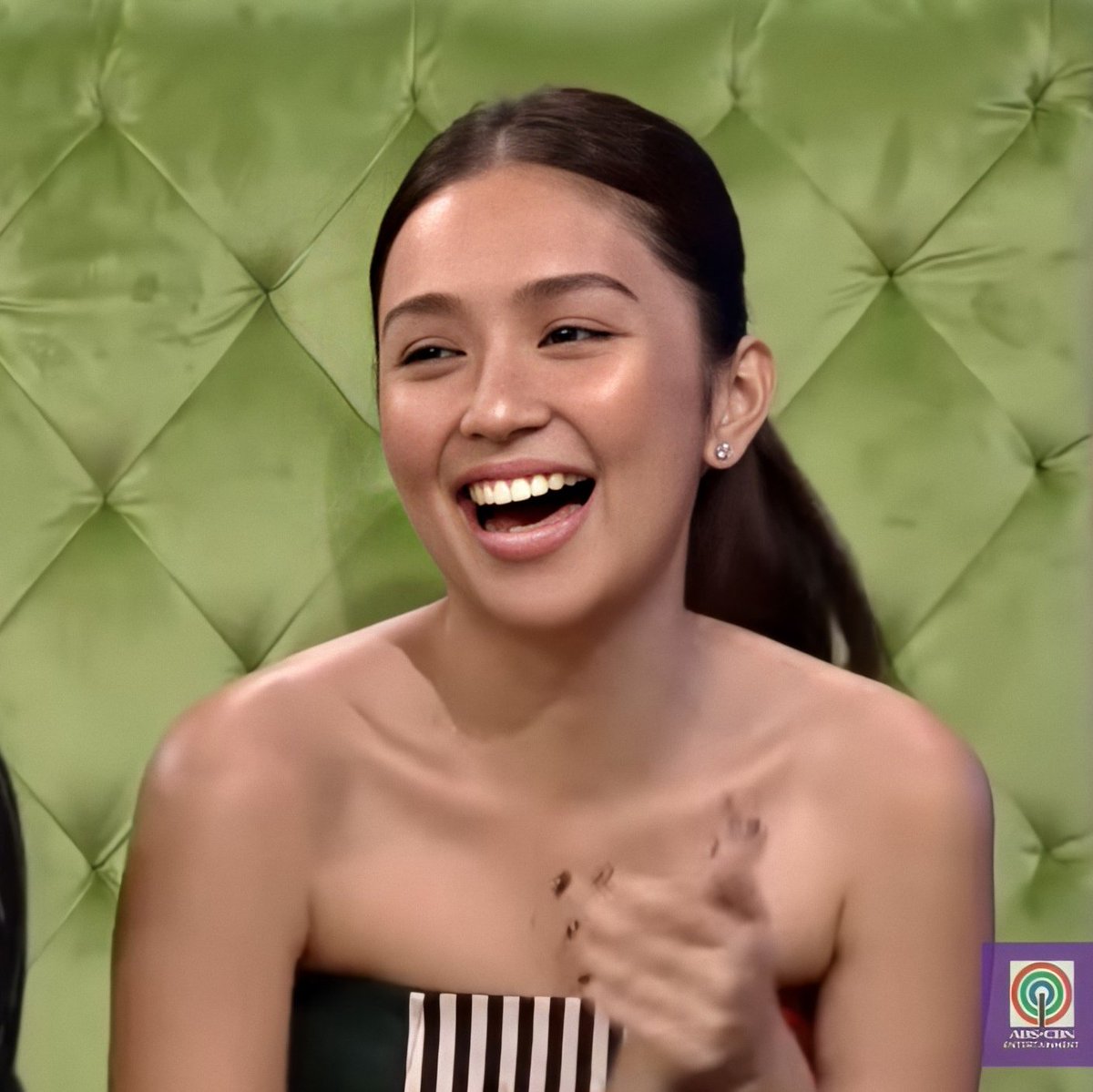 chanelbyjen's tweet photo. gandang ganda talaga ako kay kathryn sa interview na to, ganun ba talaga kapag first kiss yung topic? 🤣 https://t.co/famMG2RYsg