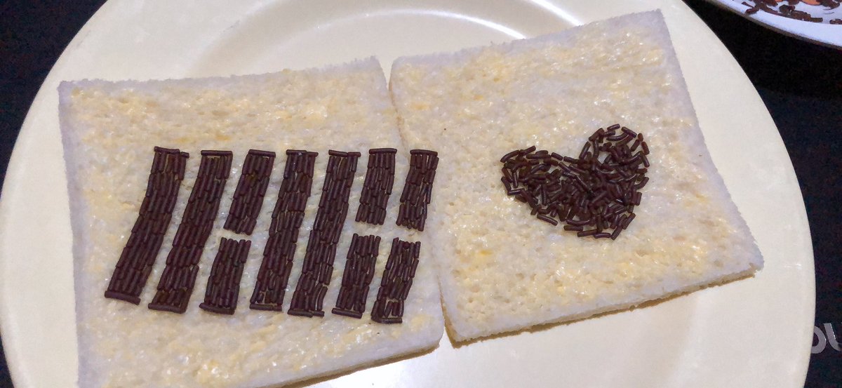 NitThaaaa's tweet photo. saya nyerah. garis2 gini aja sulit banget🤣
#iKON #iKONICS #ikonicselcaday #iKONIC #meseschallenge #StayHome https://t.co/ZCUAdhggna