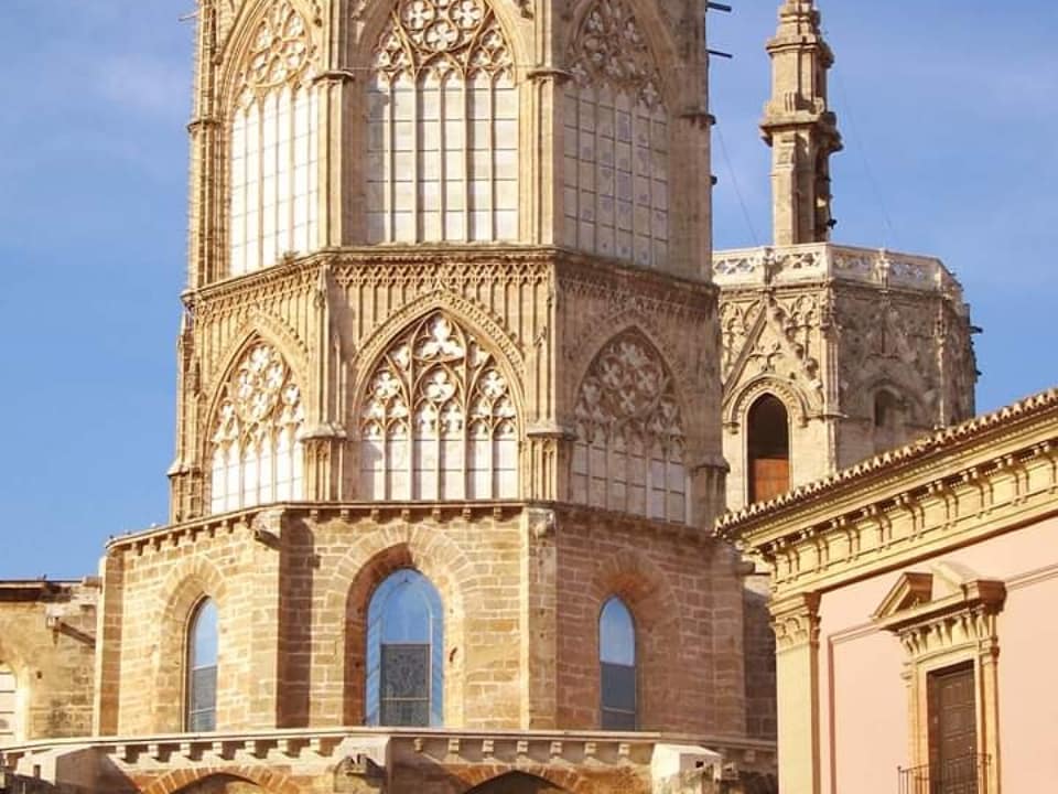 El alabastro en láminas en un sistema de cerramiento de ventanales que se remonta a la #EdadMedia y fue muy utilizado en la arquitectura del #Románico y #Gótico. 

Imágenes: Cimborrio de la #CatedraldeValencia. Siglos XIV y XV. 

jdiezarnal.com/valenciacatedr…

#arcovevidrieras