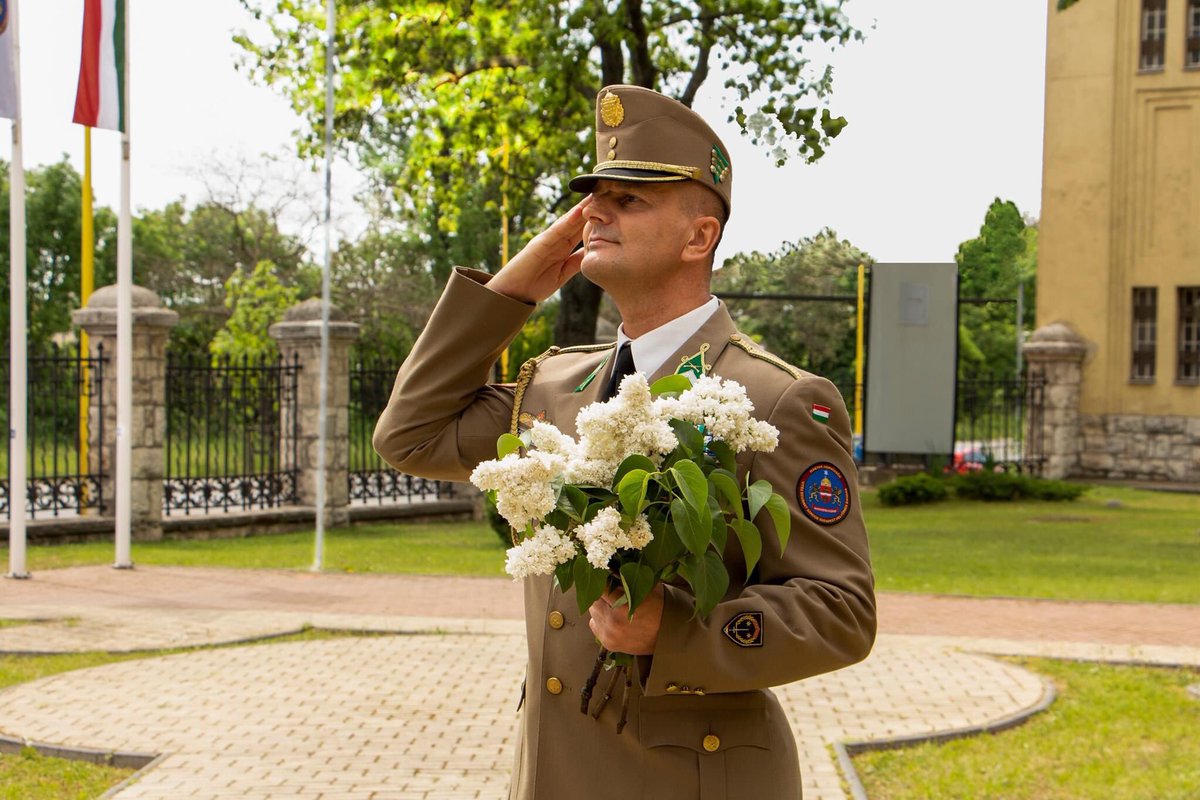 Caponeistvan's tweet photo. Tisztelgünk az édesanyák elött!👏❤️
#ArmyHun🇭🇺 https://t.co/PQxwzzDNMi
