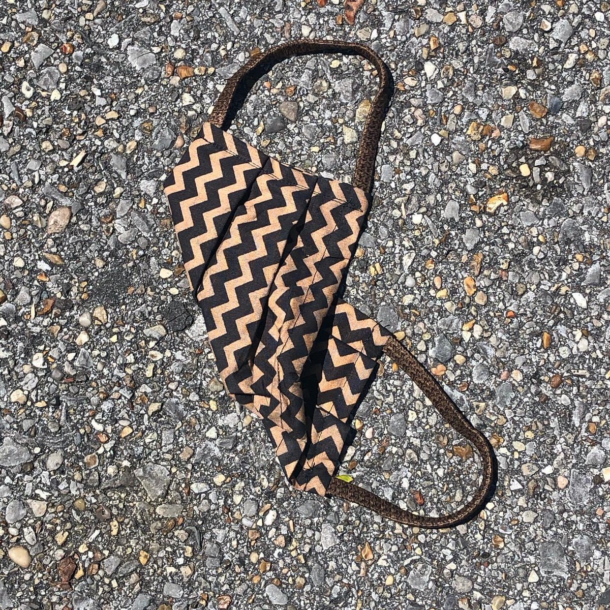 MaskMarks's tweet image. An abandoned mask.
Grade: F
Not only is it not protecting anyone, it now may also be a source of germs for others.
Remember class, when one mask fails we all fail 😔
#coronavirus #Covid_19 #COVID #Covid19usa #WearAMask