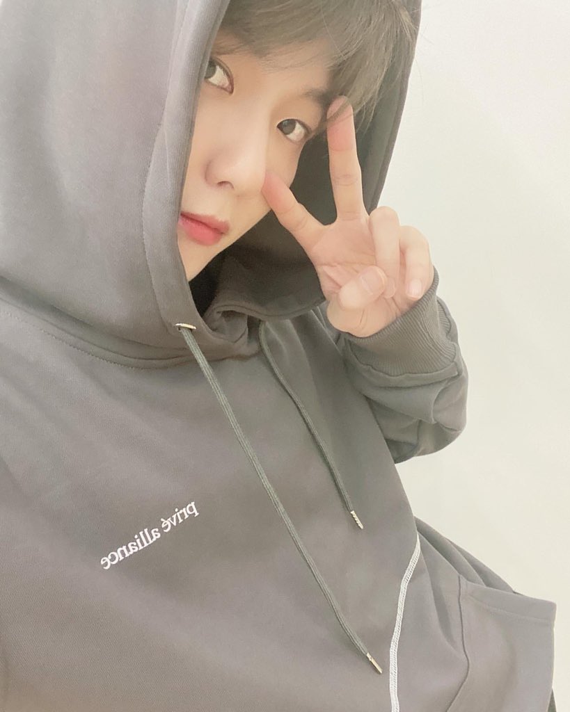 B_H_LIGHT's tweet photo. 예쁘네 오늘도 어제만큼 아니 오늘은 더 예뻐졌네 https://t.co/kMWoELLVvd