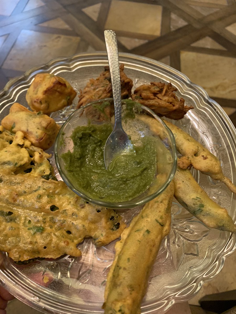 The rain was the excuse : onion, paneer, kale and chilli 🌶 pakoras with spicy chutney !! #rain #yummy