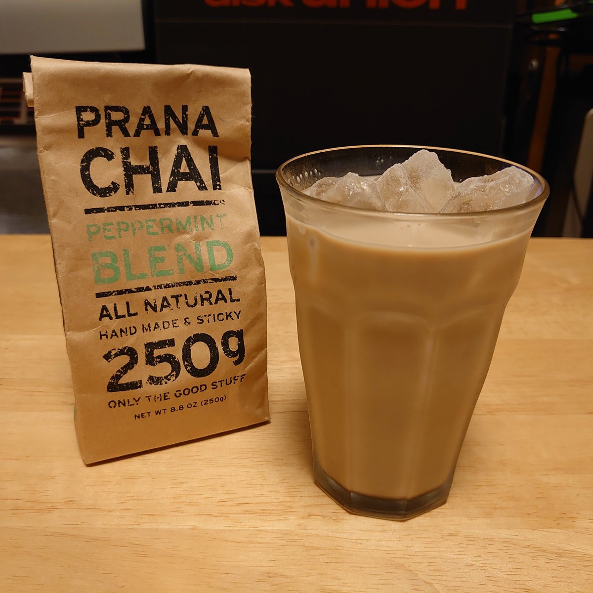 OrLo1455's tweet photo. 夜のCHAI
AERU COFFEE STOPでPRANA CHAI知ってからちょいちょいハマってます
PEPPERMINT BLEND美味しいです
これからの季節はアイスがいいですね(๑><๑)۶
ボットにミルク(豆乳)注いで茶葉入れて待つだけなので楽チン
#夜のCHAI #pranachai #peppermintblend #chai #チャイ https://t.co/fTr8THuZ07