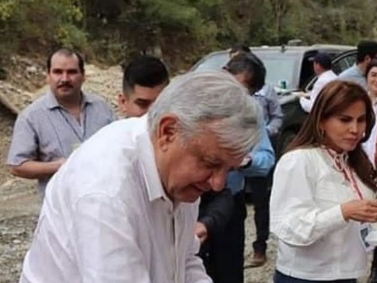 Mau_Vida's tweet photo. Calderón fue un presidente que combatió al narco destando mucha violencia y teniendo en su gabinete a funcionarios con nexos.
Pero nunca lo vi saludando a la madre de uno y tampoco acudiendo a la fiesta de cumpleaños del hijo, Ovidio.
El presi @lopezobrador_ es el peor de todos. https://t.co/nbcrAobimt