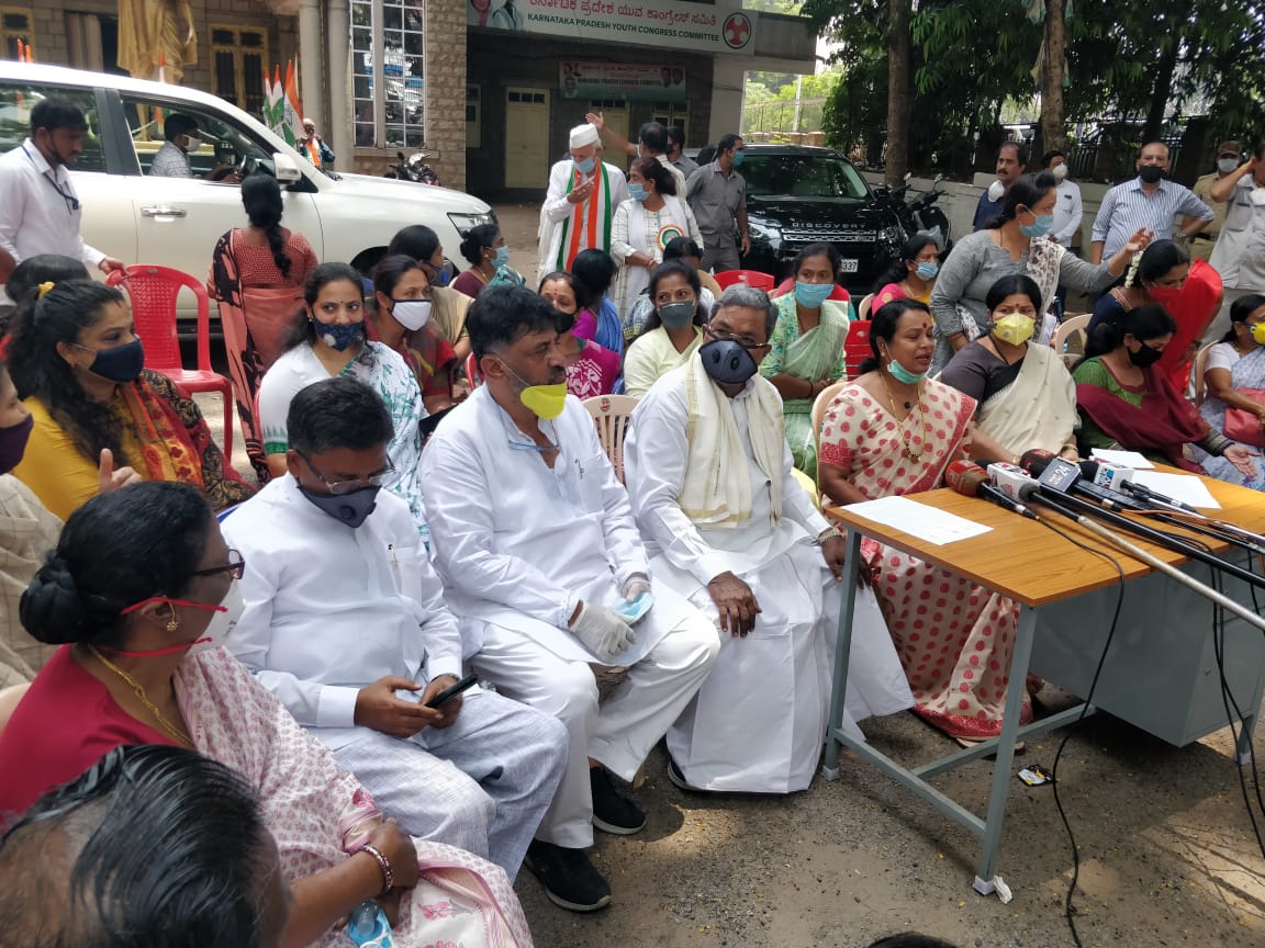 DKShivakumar's tweet photo. Strongly condemn the arrest of women congress leaders who were marching to the CM's house to ask for action against BJP MLAs caught repacking food materials meant for anganwadi children & pregnant women.
Earlier, held a protest & PC demanding arrest of those involved in the scam https://t.co/LQluzlrA79