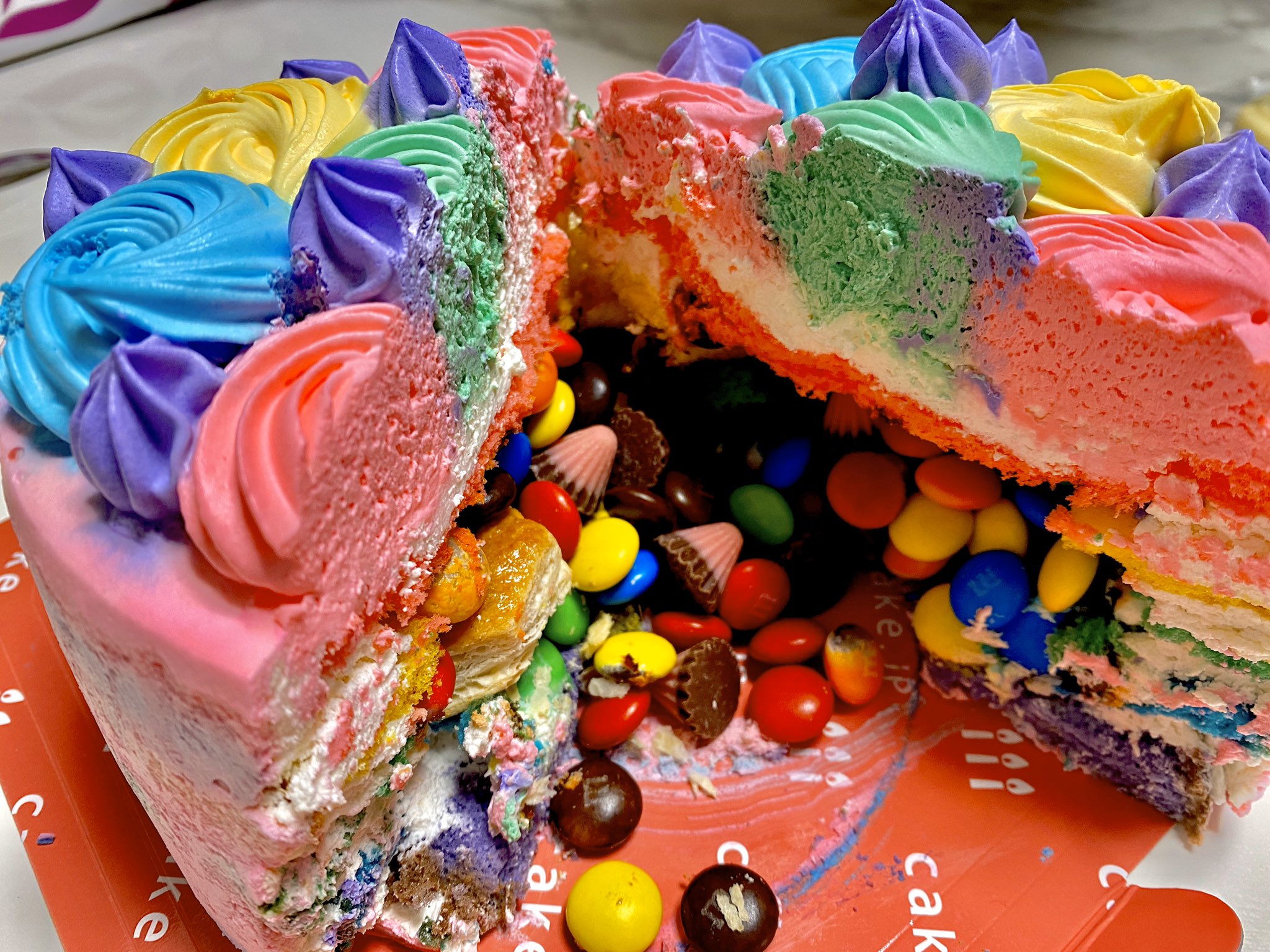 真尋唯 Mahiro Yui 革命家 ちょっと前に食べたギミックケーキ ギミックケーキ ケーキの中からお菓子 カラフルケーキ Cakejp アポロ マーブルチョコ パイの実 T Co Q9twkcordu Twitter