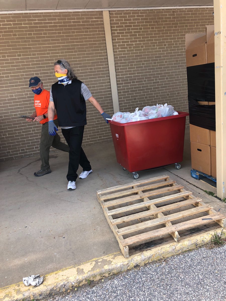 yorkrevolution's tweet photo. This week Revs staffers threw on their gloves and masks and helped out the food bank at one of their four food distribution locations in York County. @yorkcountyfb
Helping others is the best way to help ourselves!
Help here ๐https://t.co/jhEJmybc0X
#YorkProud #HungerFreeYork https://t.co/UBhS4ykY1q