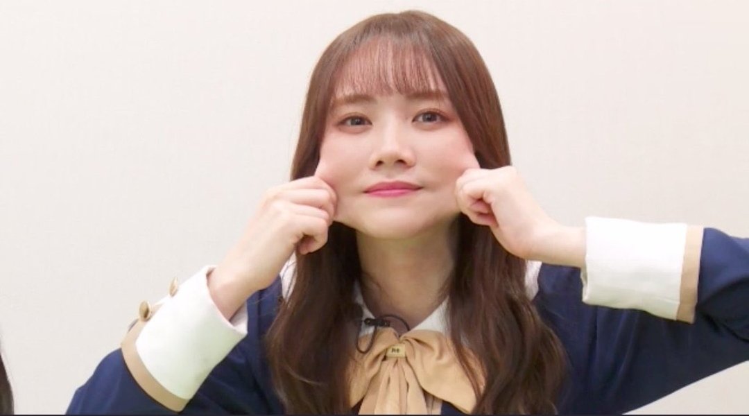 ほっぺたをびよーんと伸ばしている田村真佑 あげてけ