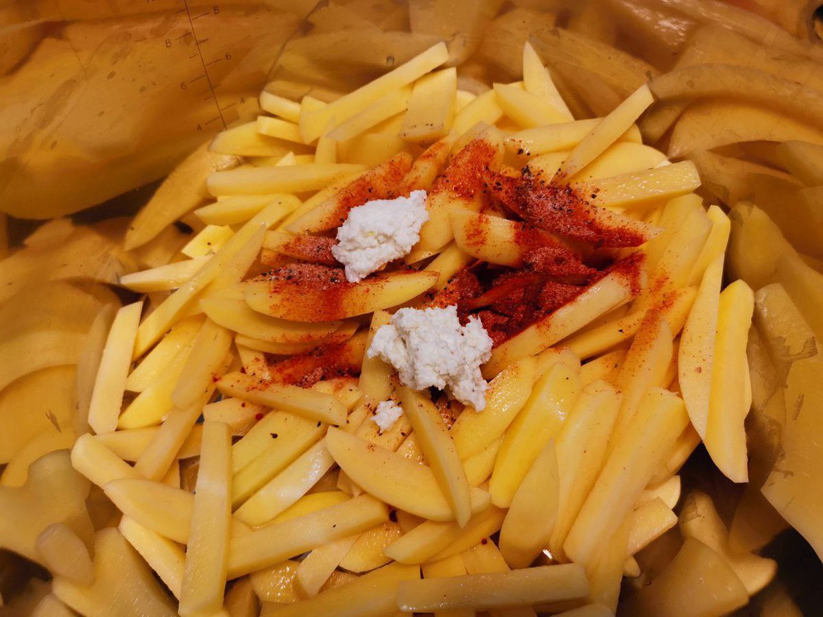 JojoSekri's tweet photo. JoJo Cooking Magic Homemade Potatoe Fries with spices and onion paste
JojoCookingMagic Recipe
#potatofries #frenchfries #spices #onionpaste #lemonjuice #nofoodcoloring #noaddictives #nomsg #healthyfood #halalfood #halal #homemade #malaysia #@jojosekri #@jojocookingmagic https://t.co/F2z5YNq3cj