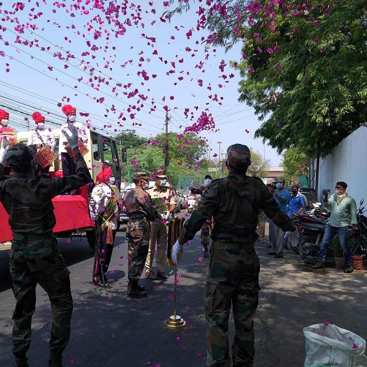 TelanganaCOPs's tweet photo. For all the #FrontLineOfficers.
For their selfless services in war against virus.
#ThankYouWarriors https://t.co/XvrTaEEXGO