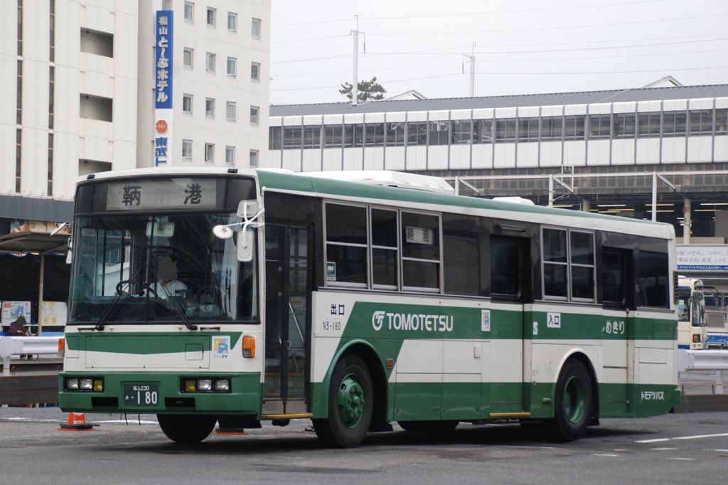 west10527's tweet photo. 2011年10月撮影、鞆鉄道の3ドア7E。後ドアは締切でした。
いつもより望遠気味のアングルから撮ってます。引いたアングルでの撮影には失敗したような気が…。 https://t.co/2kB8RekGe6