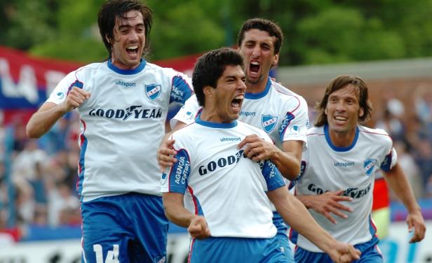 Nacional's tweet photo. Hace 15 años debutaba oficialmente en #Nacional @LuisSuarez9 por @Libertadores frente a @JuniorClubSA

PJ 4️⃣8️⃣
PG 2️⃣6️⃣
PE 1️⃣2️⃣
⚽ 1️⃣5️⃣

Clásicos jugados 3️⃣
Clásicos ganados 2️⃣
Clásicos empatados 1️⃣
Goles clásicos ⚽ 1
Clásicos perdidos ❌

#CanteraInagotable
#LejosPeroUnidos https://t.co/Ixo1J8f9ZC