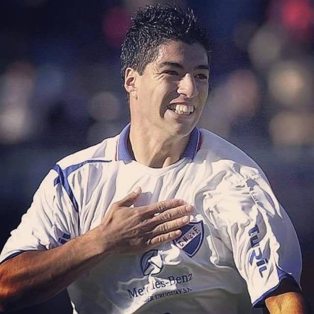 Nacional's tweet photo. Hace 15 años debutaba oficialmente en #Nacional @LuisSuarez9 por @Libertadores frente a @JuniorClubSA

PJ 4️⃣8️⃣
PG 2️⃣6️⃣
PE 1️⃣2️⃣
⚽ 1️⃣5️⃣

Clásicos jugados 3️⃣
Clásicos ganados 2️⃣
Clásicos empatados 1️⃣
Goles clásicos ⚽ 1
Clásicos perdidos ❌

#CanteraInagotable
#LejosPeroUnidos https://t.co/Ixo1J8f9ZC