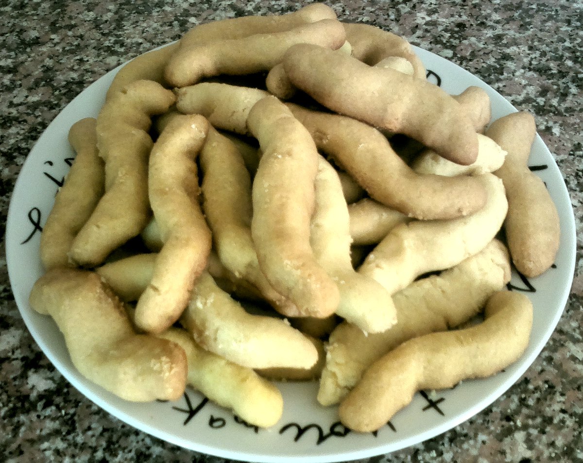 Hadel's tweet photo. Sunday baking, Ghraybeh- Arabic Shortbread Cookies. 😀😍

#Sunday #Baking #Cookies #Shortbread #Ghraybeh https://t.co/bjU29b0707